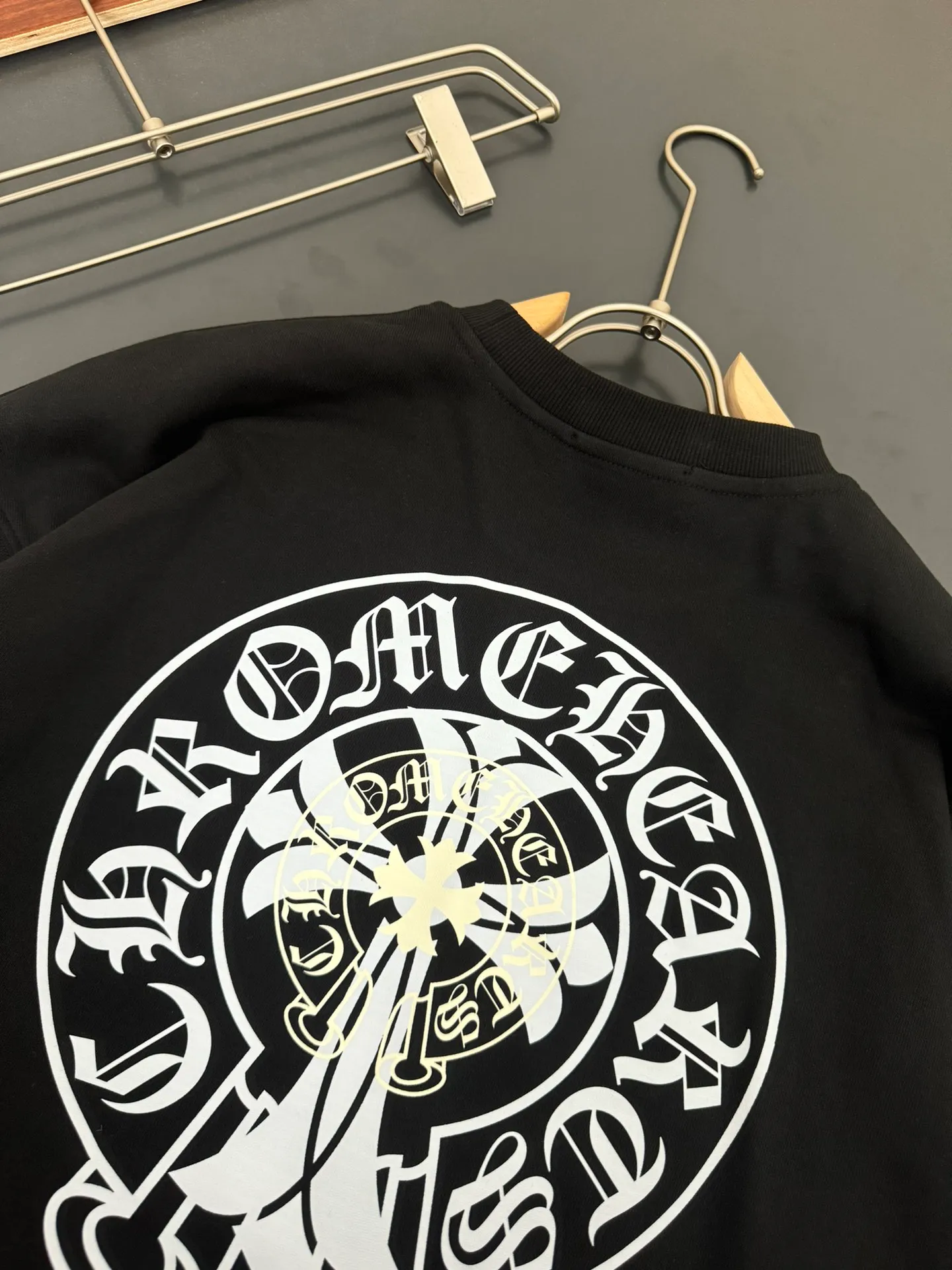 P230 Chrome Hearts*Chrome Hearts* The latest round-neck fashionable long-sleeved sweatshirt in autumn and winter, with printed logo design and 400 grams of pure cotton fabric! It is close to the skin and comfortable, durable and easy to wear. The original factory craftsmanship is meticulous. It is a must-have for casual wear. Size S M L XL XXL